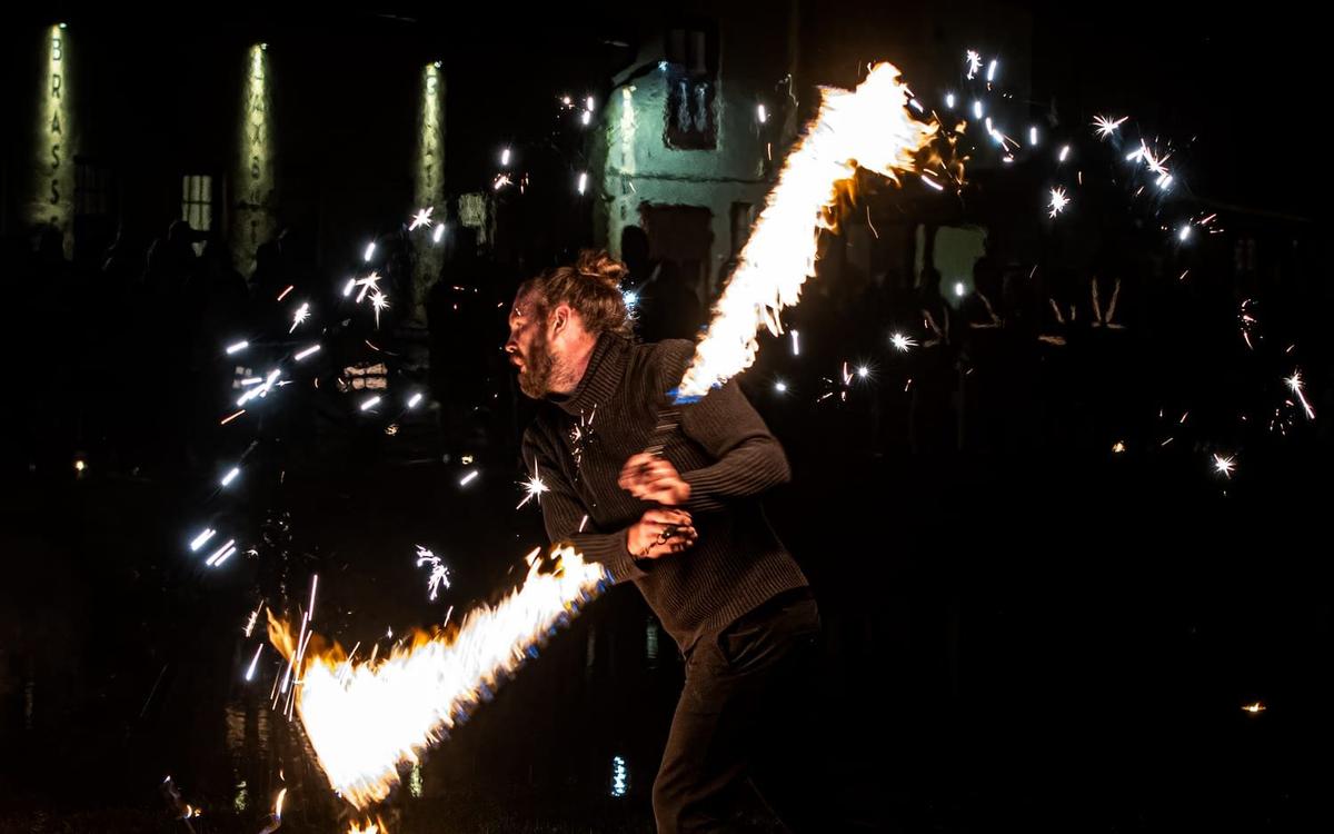 Leon Ideäng — eldshow